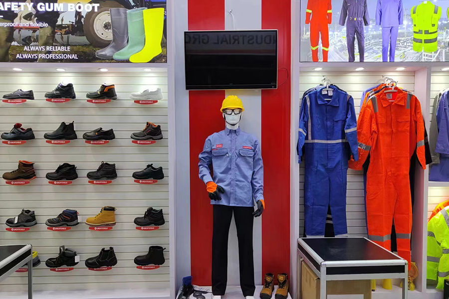 Quels sont les principaux avantages du port de bottes de sécurité en PVC dans les environnements industriels